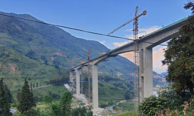 Việt Nam c&oacute; c&acirc;y cầu 600m kh&ocirc;ng bắc qua con s&ocirc;ng n&agrave;o, nằm giữa n&uacute;i rừng với trụ cao tới 83m so với mặt đất: Đ&atilde; được x&aacute;c lập kỷ lục, m&ocirc; h&igrave;nh tương tự ở Trung Quốc, T&acirc;y Ban Nha đ&atilde; l&agrave;m - Ảnh 3.