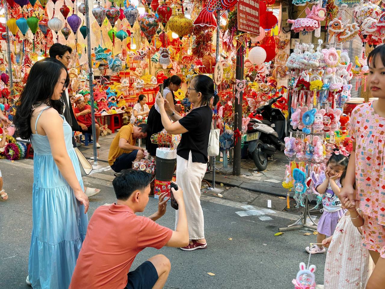 Phố H&agrave;ng M&atilde; rực rỡ trước Trung thu 2026 với đ&egrave;n &ocirc;ng sao v&agrave; đầu l&acirc;n - Ảnh 17.