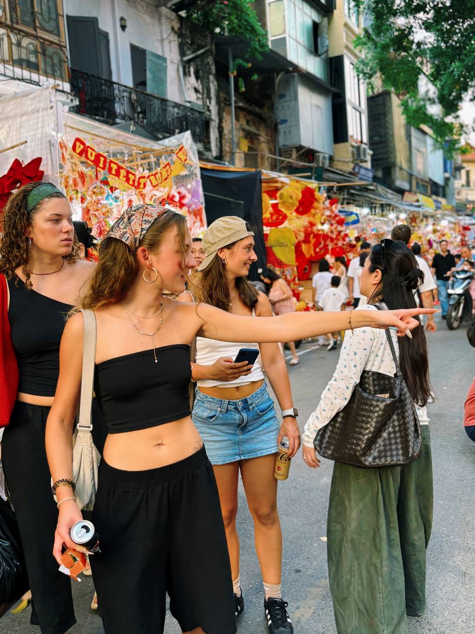 Phố H&agrave;ng M&atilde; rực rỡ trước Trung thu 2026 với đ&egrave;n &ocirc;ng sao v&agrave; đầu l&acirc;n - Ảnh 22.
