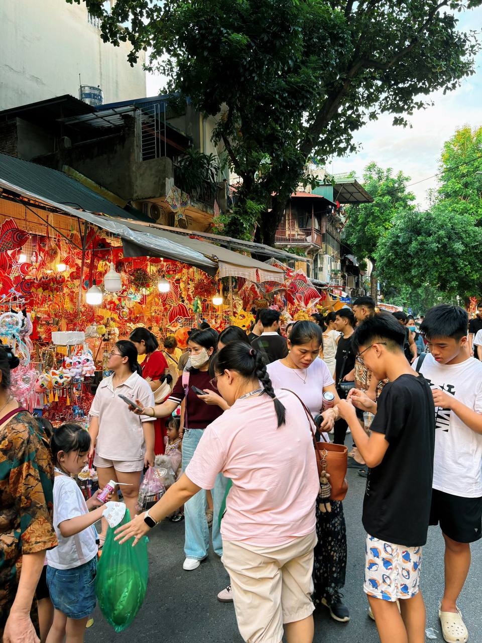 Phố H&agrave;ng M&atilde; rực rỡ trước Trung thu 2026 với đ&egrave;n &ocirc;ng sao v&agrave; đầu l&acirc;n - Ảnh 3.