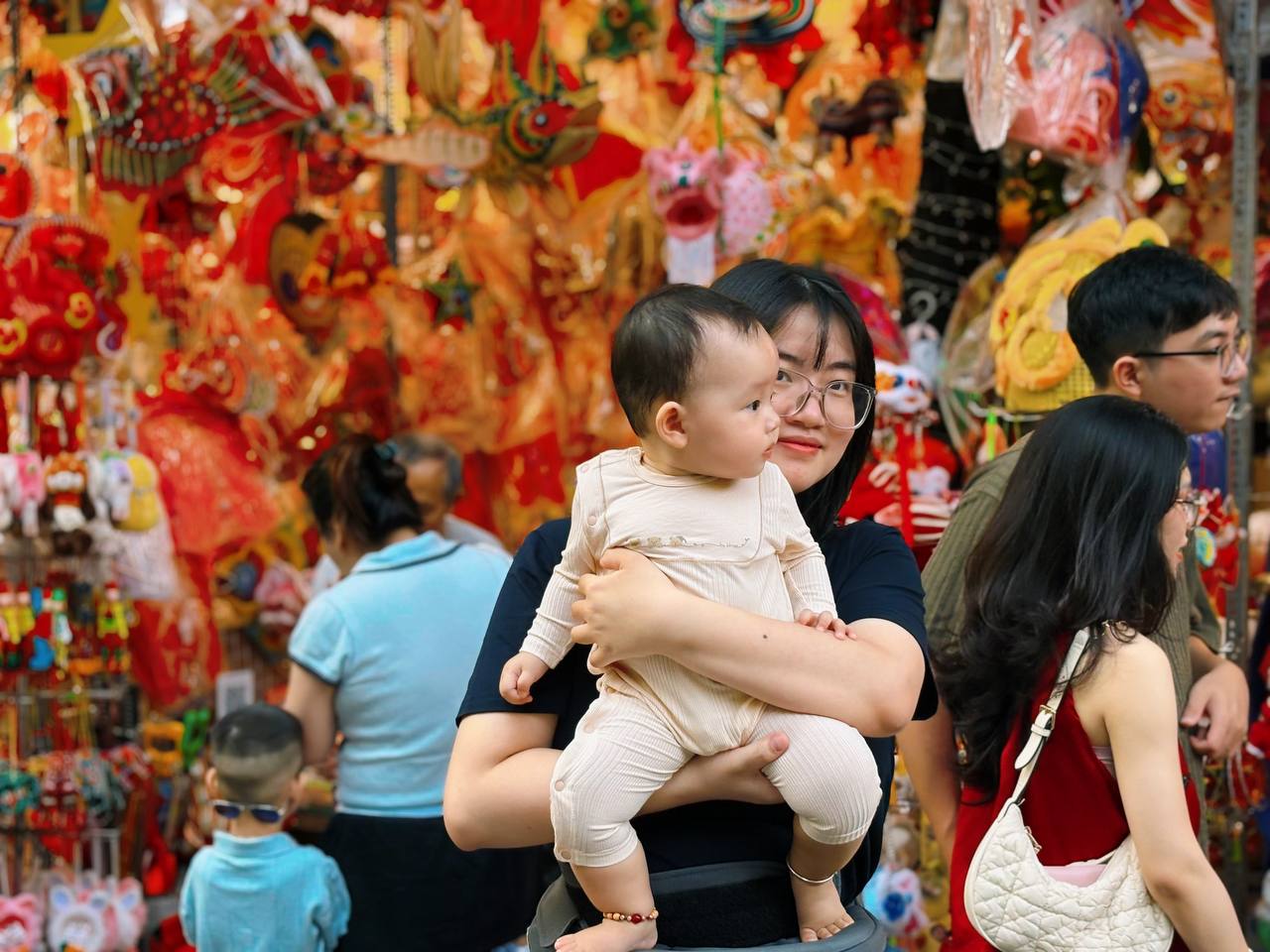 Phố H&agrave;ng M&atilde; rực rỡ trước Trung thu 2026 với đ&egrave;n &ocirc;ng sao v&agrave; đầu l&acirc;n - Ảnh 13.