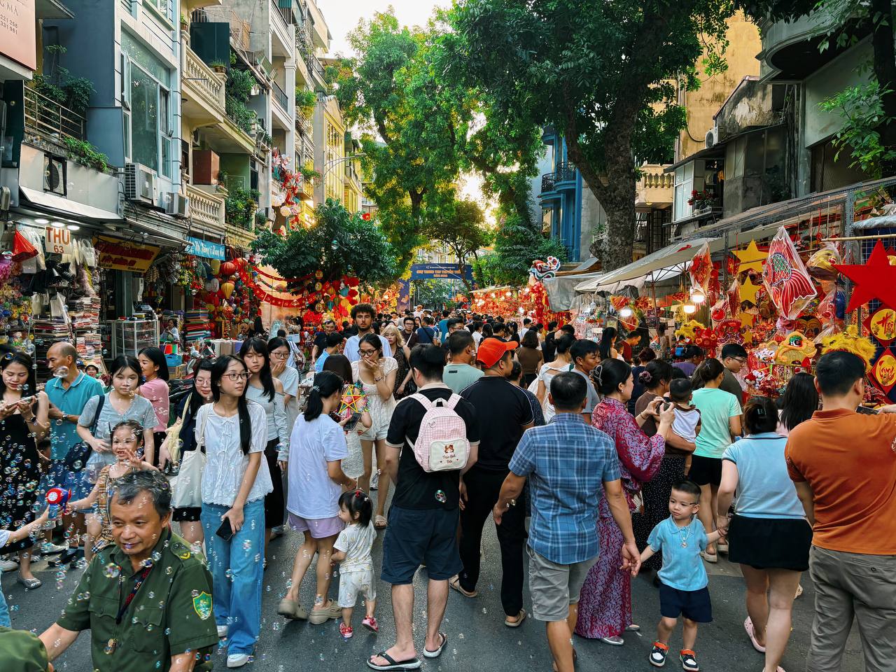 Phố H&agrave;ng M&atilde; rực rỡ trước Trung thu 2026 với đ&egrave;n &ocirc;ng sao v&agrave; đầu l&acirc;n - Ảnh 2.