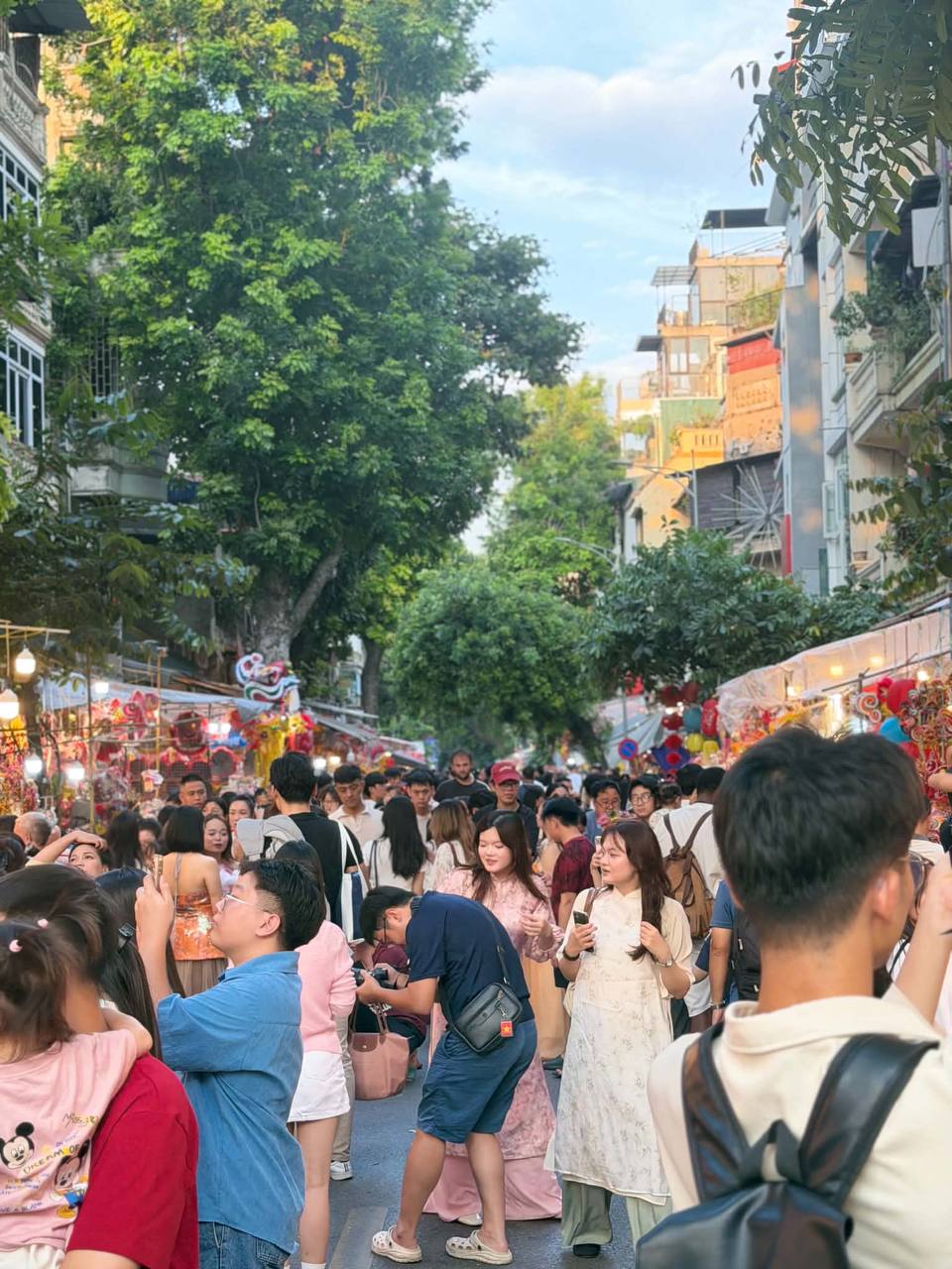 Phố H&agrave;ng M&atilde; rực rỡ trước Trung thu 2026 với đ&egrave;n &ocirc;ng sao v&agrave; đầu l&acirc;n - Ảnh 4.
