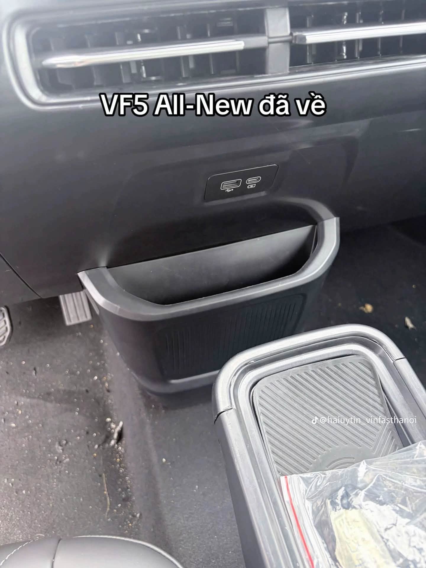 Cận cảnh VinFast VF 5 thế hệ mới kh&ocirc;ng che: Dễ c&oacute; cốp trước, nội thất th&ecirc;m sạc kh&ocirc;ng d&acirc;y, 30% pin đi hơn 90 km - Ảnh 9.