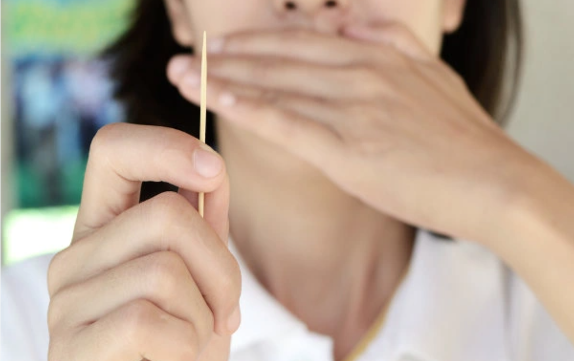Lời khuy&ecirc;n cho những ai c&oacute; th&oacute;i quen d&ugrave;ng tăm sau ăn - Ảnh 1.