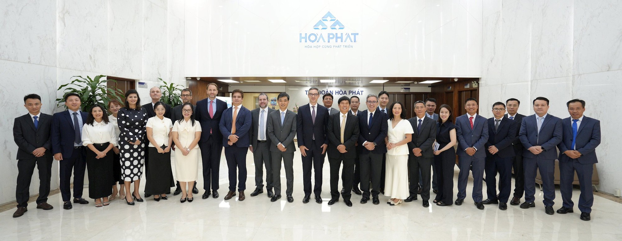 Chủ tịch Trần Đ&igrave;nh Long đ&iacute;ch th&acirc;n đ&oacute;n tiếp đo&agrave;n Tập đo&agrave;n sản xuất quặng lớn nhất thế giới, k&yacute; kết thoả thuận s&acirc;u - Ảnh 2.