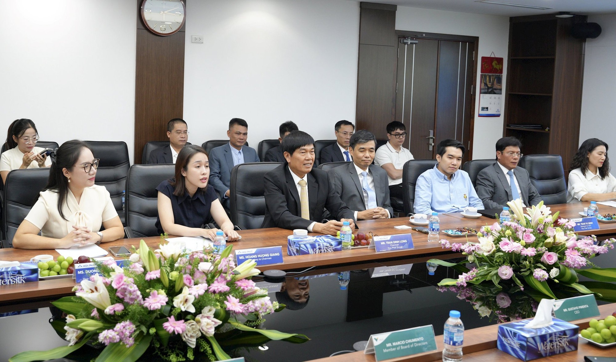 Chủ tịch Trần Đ&igrave;nh Long đ&iacute;ch th&acirc;n đ&oacute;n tiếp đo&agrave;n Tập đo&agrave;n sản xuất quặng lớn nhất thế giới, k&yacute; kết thoả thuận s&acirc;u - Ảnh 1.