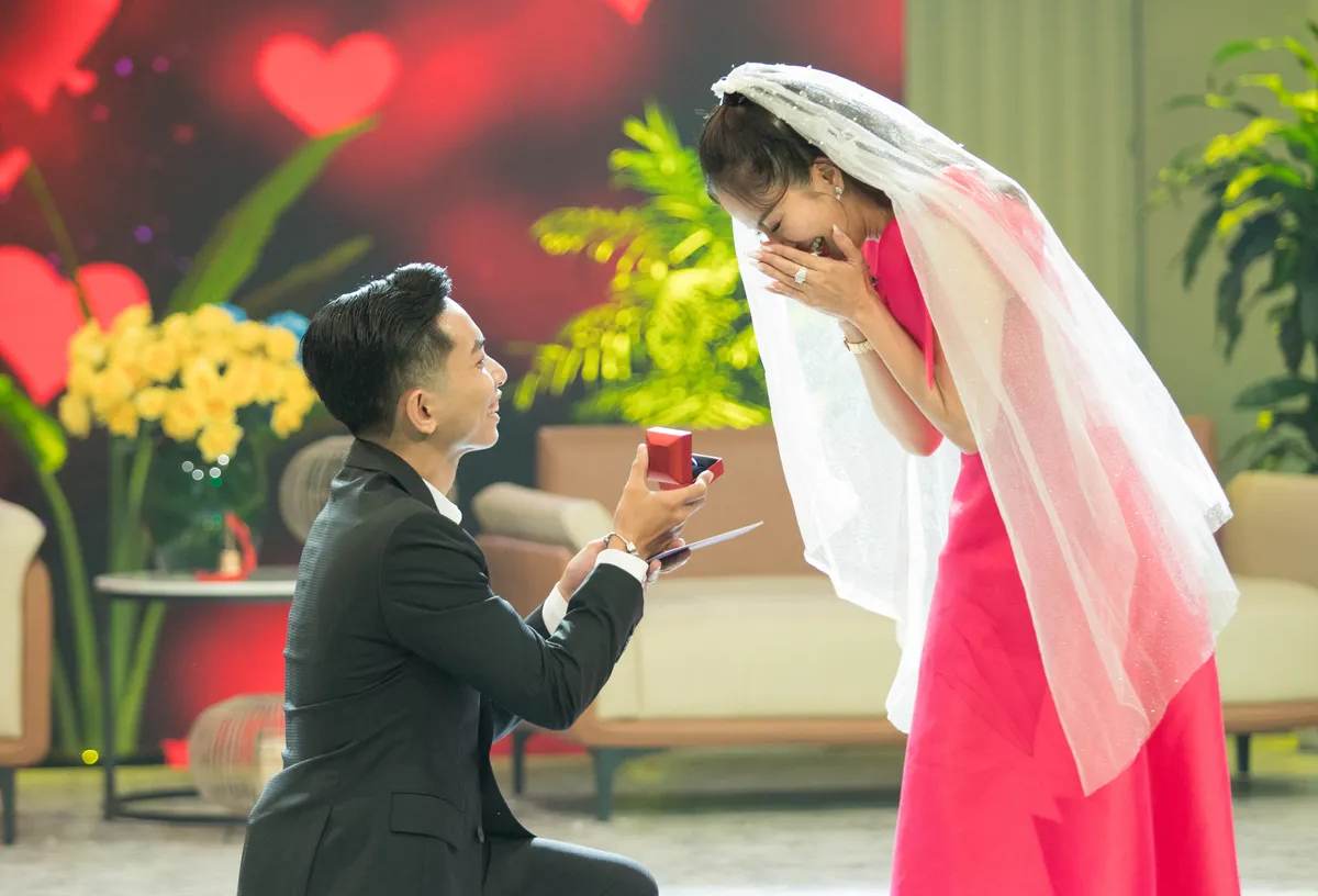 Nữ nghệ sĩ l&agrave; Viện trưởng n&oacute;i về chồng k&eacute;m 11 tuổi: "Từ học tr&ograve;... giờ hắn l&agrave; chồng tớ" - Ảnh 1.