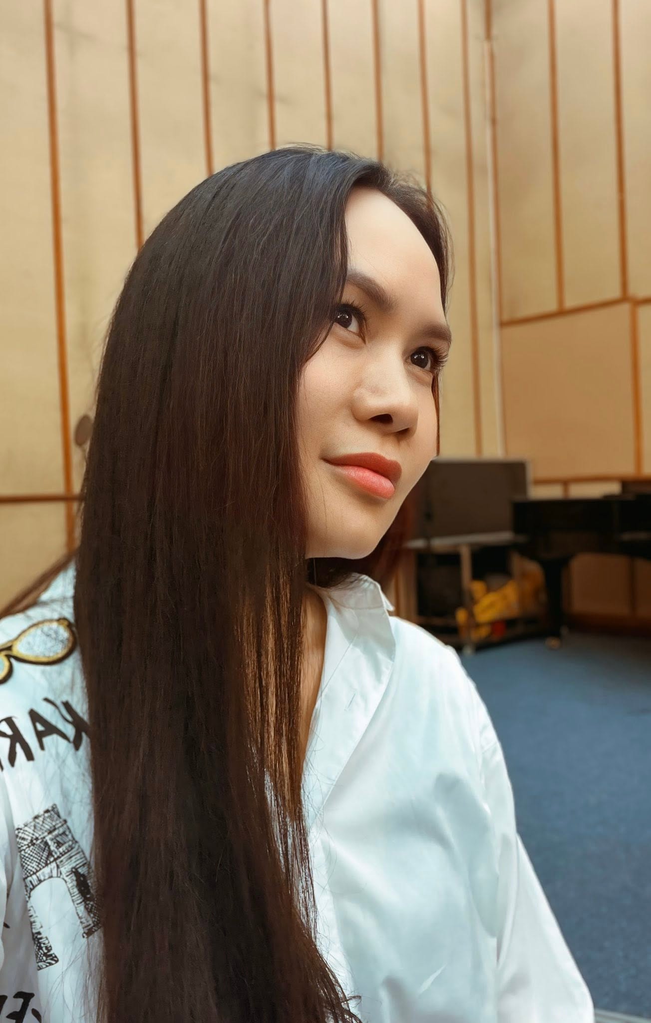 NSND Mai Hoa khoe vai trần gợi cảm tuổi 51, đ&agrave;n em chạy mướt mồ h&ocirc;i - Ảnh 2.