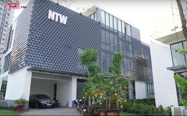 Căn nh&agrave; 50 tỷ của Ngọc Trinh: Kh&ocirc;ng gian sống rộng r&atilde;i v&agrave; tiện nghi đẳng cấp - Ảnh 2.