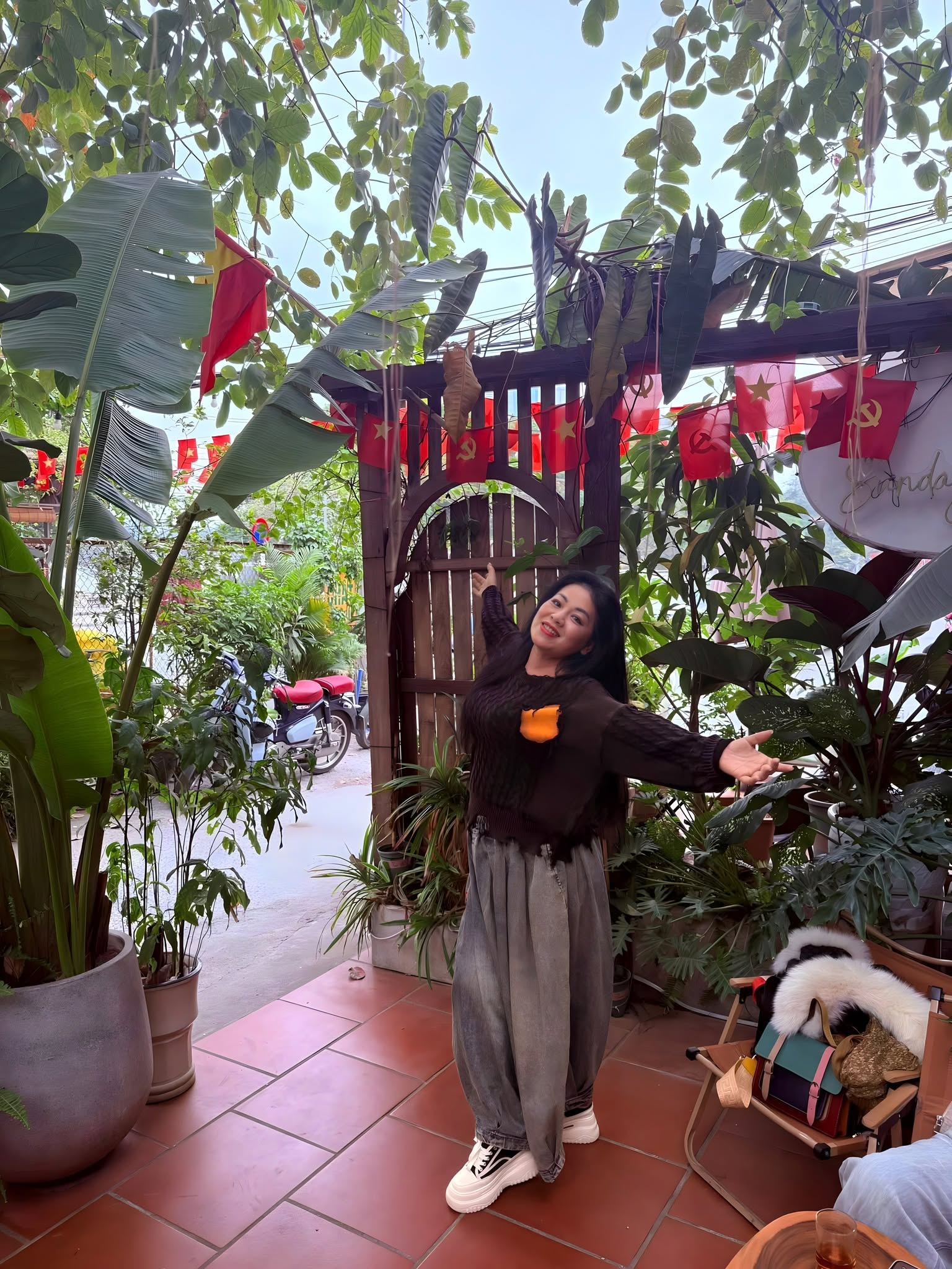 Anh Thơ chia sẻ nỗi khát khao bên mẹ sau những dối lừa cuộc sống - Ảnh 3. Anh Thơ chia sẻ nỗi khát khao bên mẹ sau những dối lừa cuộc sống - Ảnh 3.
