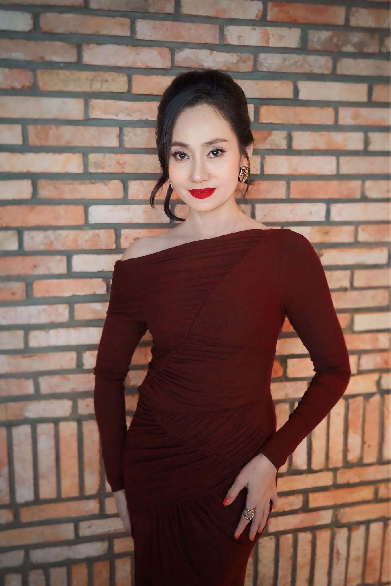 Hạnh thúy: Nữ hoàng phòng vé Việt với 10 tác phẩm trăm tỷ ấn tượng - Ảnh 1. Hạnh thúy: Nữ hoàng phòng vé Việt với 10 tác phẩm trăm tỷ ấn tượng - Ảnh 1.