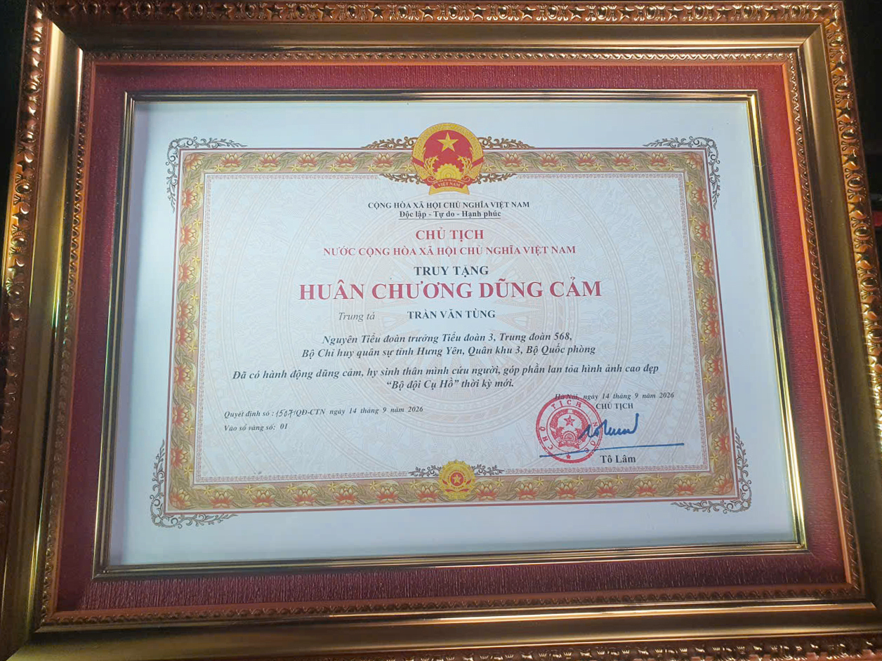 Truy tặng Hu&acirc;n chương dũng cảm cho Trung t&aacute; Trần Văn T&ugrave;ng v&igrave; h&agrave;nh động cứu người - Ảnh 1.