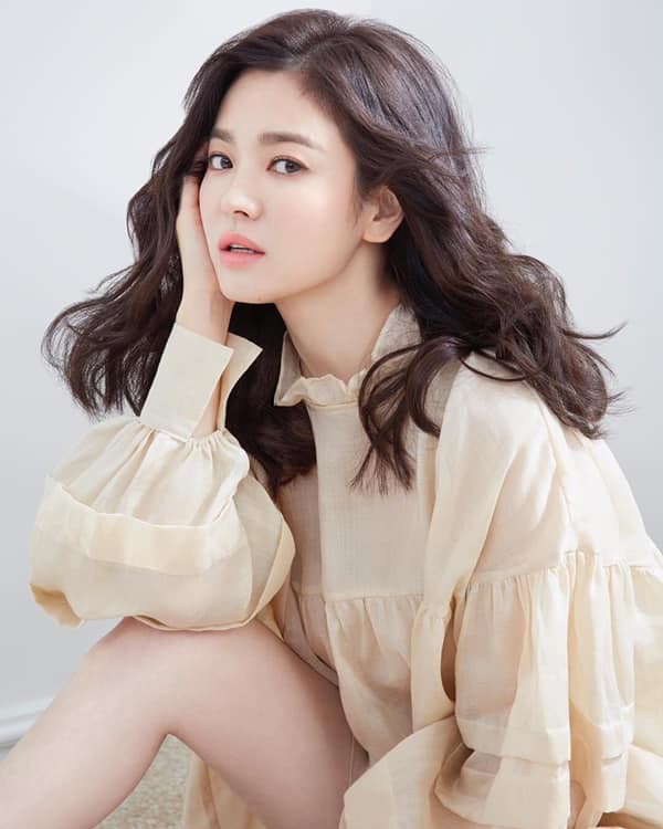 Song Hye Kyo g&acirc;y b&atilde;o với ảnh th&acirc;n mật b&ecirc;n Yusuke Saeki mới nhất 2026 - Ảnh 5.
