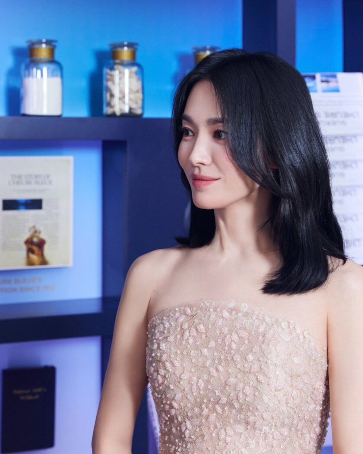 Song Hye Kyo g&acirc;y b&atilde;o với ảnh th&acirc;n mật b&ecirc;n Yusuke Saeki mới nhất 2026 - Ảnh 4.