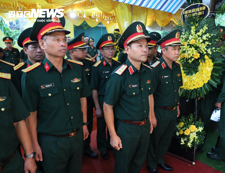 Tiễn biệt Trung t&aacute; Trần Văn T&ugrave;ng hy sinh dũng cảm cứu người Giữa d&ograve;ng nước lũ - Ảnh 3.
