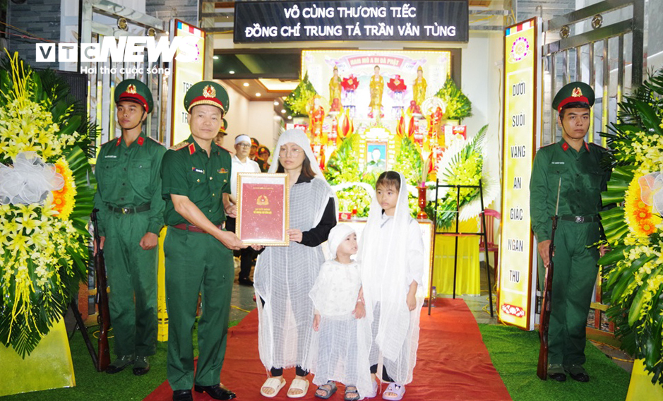 Truy tặng Hu&acirc;n chương dũng cảm cho Trung t&aacute; Trần Văn T&ugrave;ng v&igrave; h&agrave;nh động cứu người - Ảnh 2.