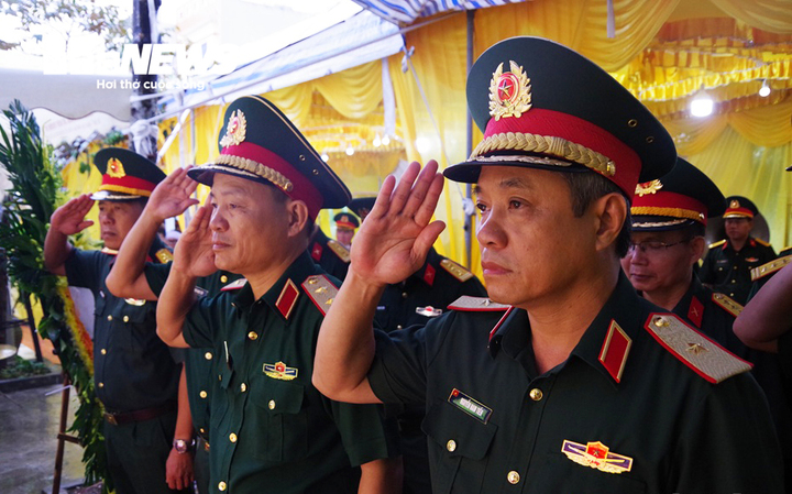 Tiễn biệt Trung t&aacute; Trần Văn T&ugrave;ng hy sinh dũng cảm cứu người Giữa d&ograve;ng nước lũ - Ảnh 11.