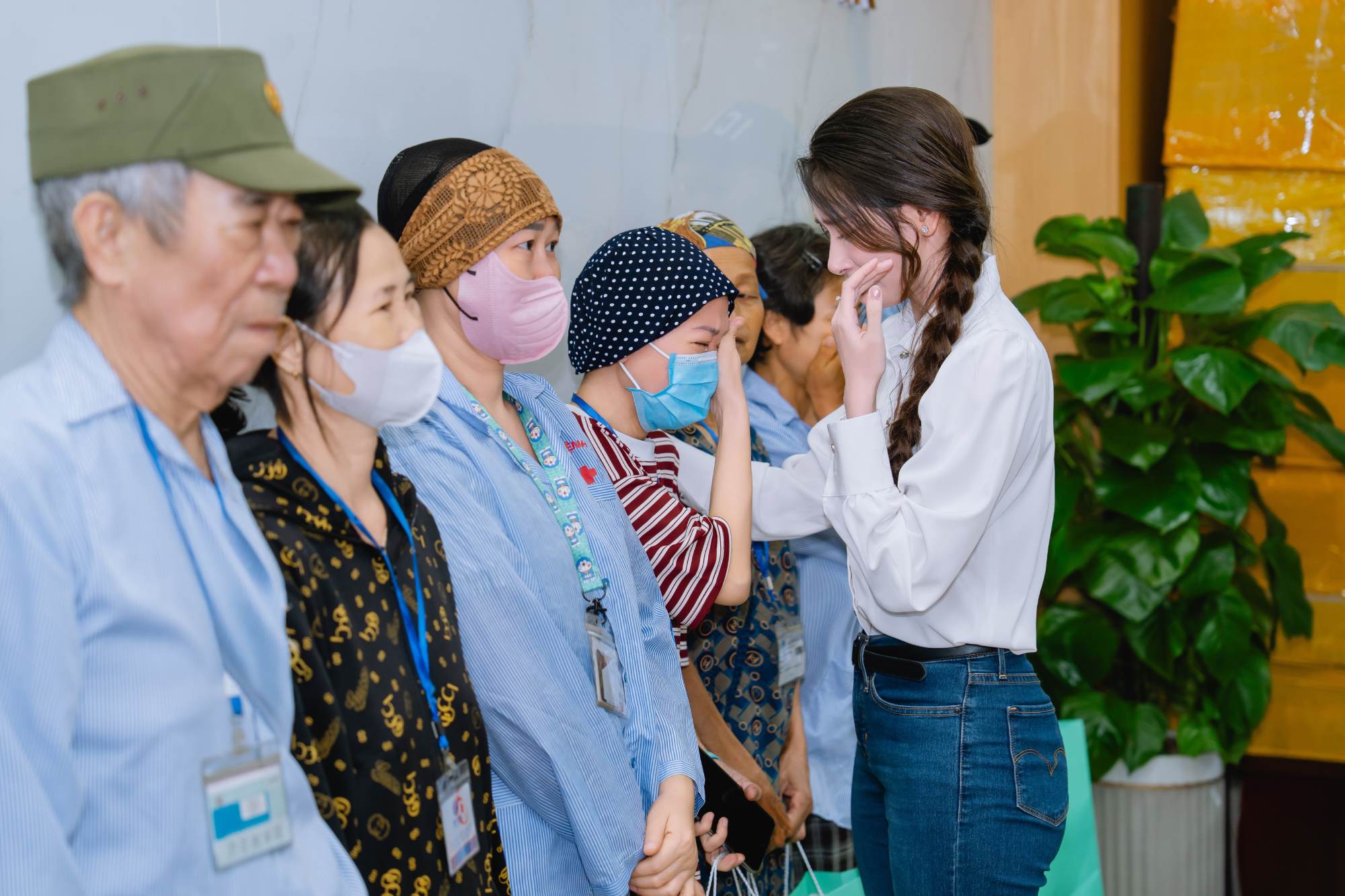&Aacute; hậu Phạm Ho&agrave;ng Thu Uy&ecirc;n trở lại nơi mẹ từng điều trị, nhớ lời dặn năm xưa - Ảnh 2.