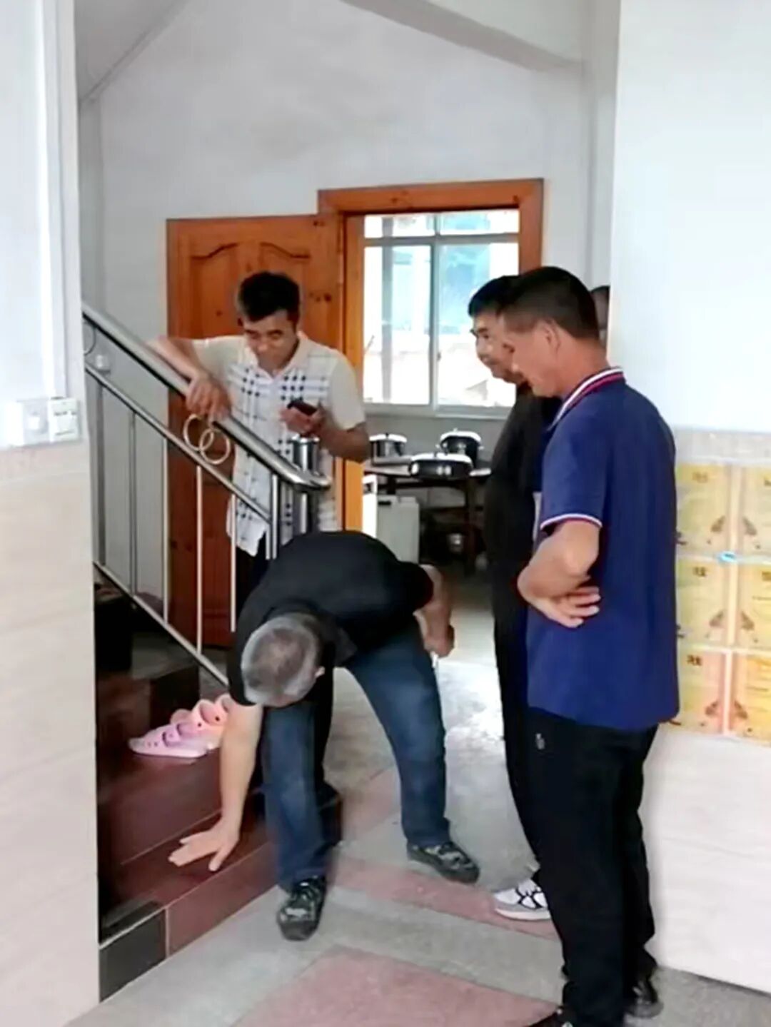 Đang thay giày, người đàn ông phát hiện điều lạ dưới nền nhà, gọi thợ kiểm tra rồi tái mặt - Ảnh 1.