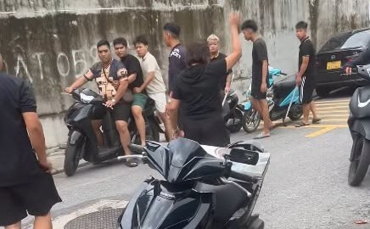 Tấn c&ocirc;ng c&ocirc;n đồ Hải Ph&ograve;ng: Nh&oacute;m người lạ bất ngờ x&ocirc;ng v&agrave;o qu&aacute;n nước ch&eacute;m người - Ảnh 2.