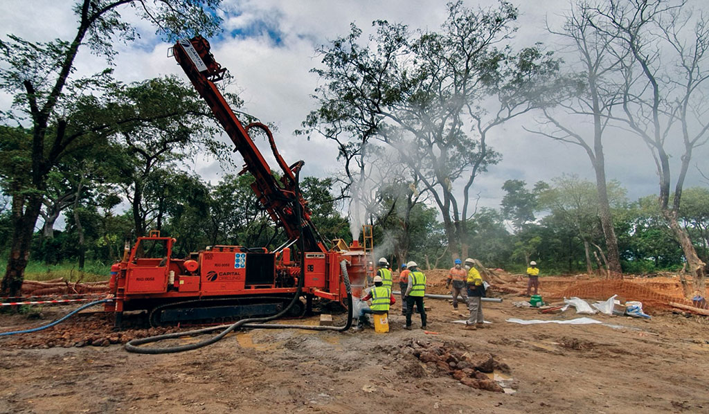 Khoan 6 m&eacute;t v&agrave;o l&ograve;ng đất, ph&aacute;t hiện một dải kho&aacute;ng h&oacute;a chứa v&agrave;ng k&eacute;o d&agrave;i 1km - Ảnh 1.