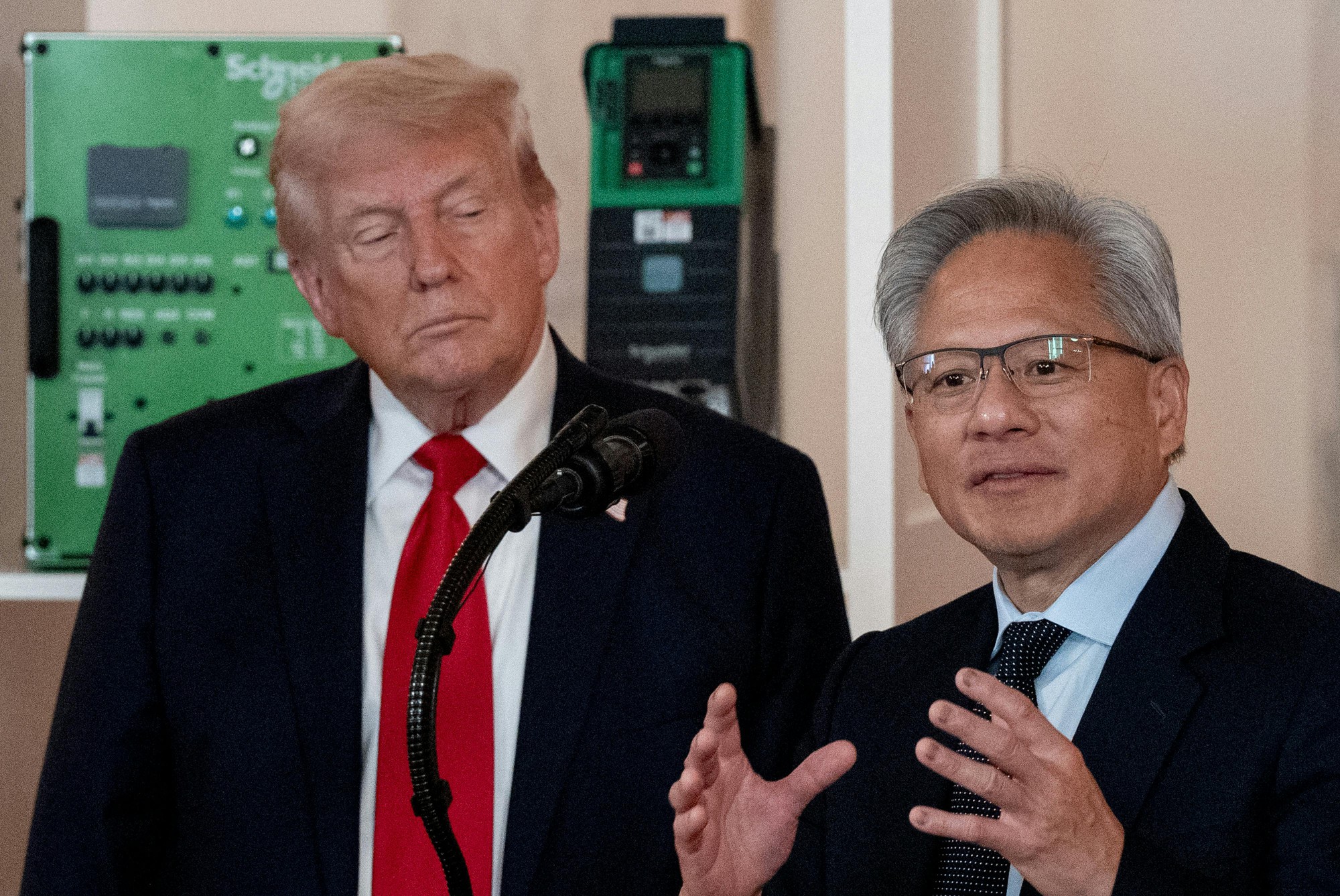 CEO NVIDIA Jensen Huang nhận cuộc gọi từ Tổng thống Trump tại Hội nghị AI năm 2026 - Ảnh 1.