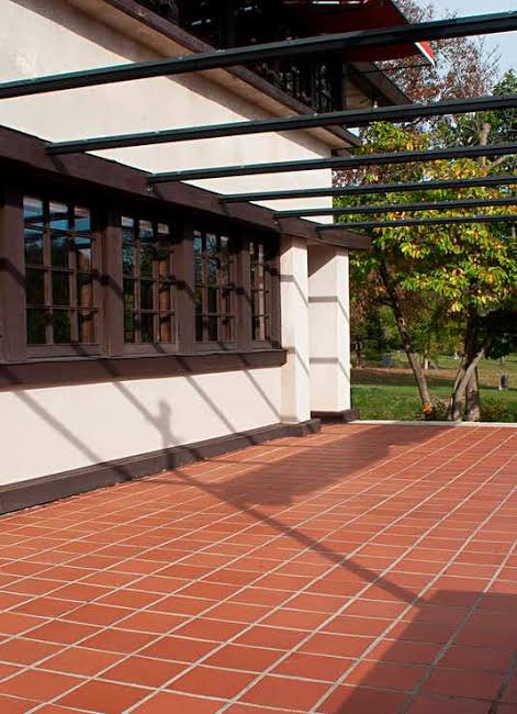 Tại sao gạch đỏ không còn được sử dụng để lát sân? Có 3 lựa chọn thay thế với nhiều ưu điểm hơn hẳn - Ảnh 1.
