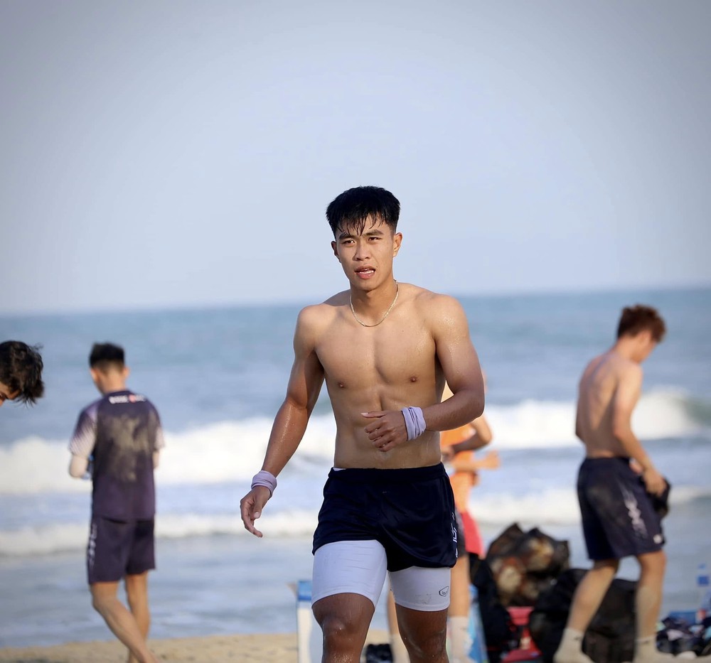Body 6 múi cuồn cuộn của Lý Đức , đội trưởng U23 Việt Nam tại ASIAD 2026 - Ảnh 2. Body 6 múi cuồn cuộn của Lý Đức , đội trưởng U23 Việt Nam tại ASIAD 2026 - Ảnh 2.