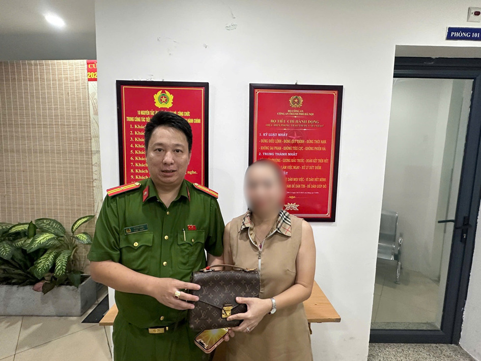 Ph&aacute;t hiện t&uacute;i x&aacute;ch bị thất lạc c&oacute; 20 triệu đồng ở Hồ Ho&agrave;n Kiếm , C&ocirc;ng an v&agrave;o cuộc x&aacute;c minh - Ảnh 1.