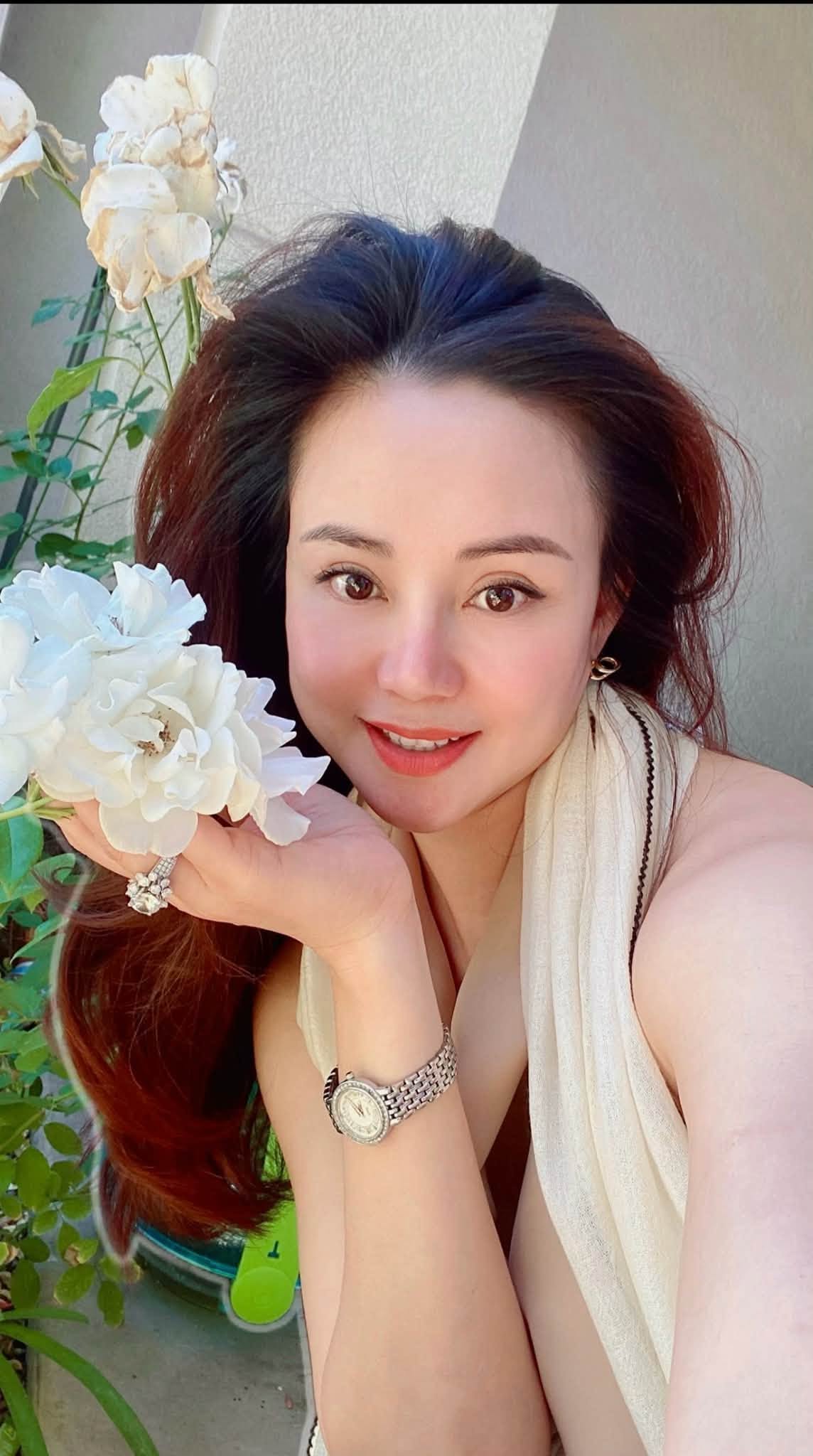Vy Oanh sang Mỹ gặp cả chồng cũ Hồng Đ&agrave;o, khoe nhan sắc &ldquo;m&aacute; b&aacute;nh bao&rdquo; - Ảnh 3.
