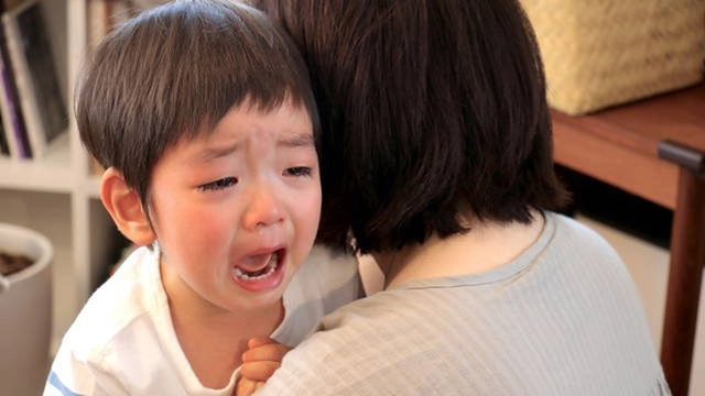 B&eacute; 3 tuổi kh&oacute;c cầu xin mẹ đừng bỏ đi v&igrave; lời n&oacute;i đ&ugrave;a kh&ocirc;ng đ&uacute;ng - Ảnh 1.