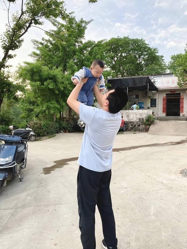 Bức ảnh người mẹ ngủ qu&ecirc;n &ocirc;m con khiến h&agrave;ng ngh&igrave;n mẹ bật kh&oacute;c - Ảnh 2.