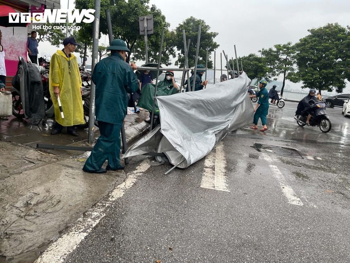 Chủ tịch H&agrave; Nội kiểm tra hiện trường vụ ch&aacute;y nh&agrave; khiến 5 người tử vong - Ảnh 3.