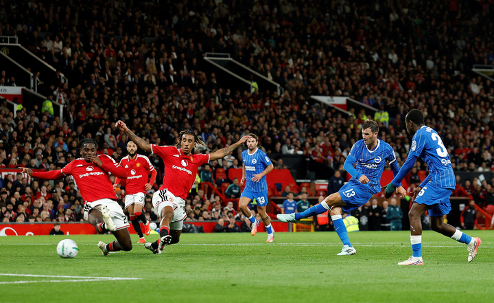 Dẫn 2-0 trong 10 ph&uacute;t, Man Utd thua ngược Brighton 2-3 - Ảnh 2.
