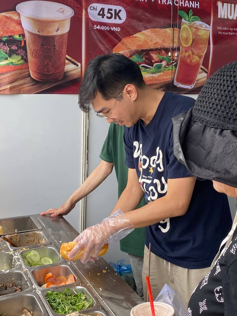 PewPew &ldquo;thất t&igrave;nh&rdquo; bị vợ qu&aacute;t lọt thẳng v&agrave;o s&oacute;ng livestream - Ảnh 2.