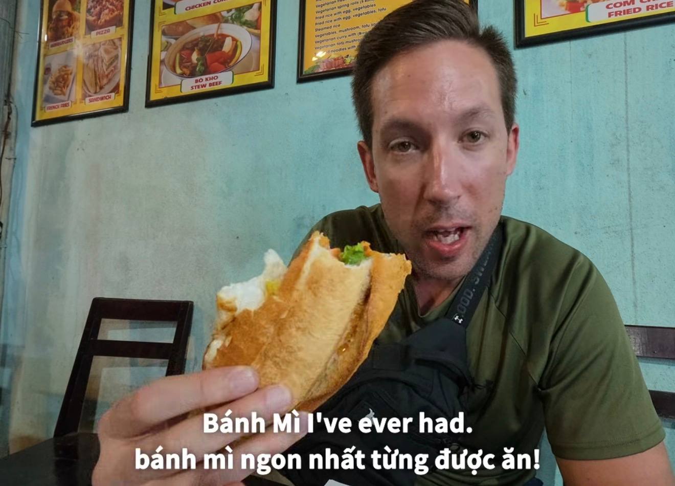 Qu&aacute;n nhỏ ở Hội An được kh&aacute;ch Canada khen c&oacute; b&aacute;nh m&igrave; ngon nhất  - Ảnh 6.