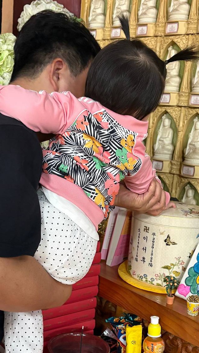 Đau lòng cảnh nữ diễn viên mất con trai 5 tuổi, đưa con gái đến thăm anh trai quá cố - Ảnh 1.
