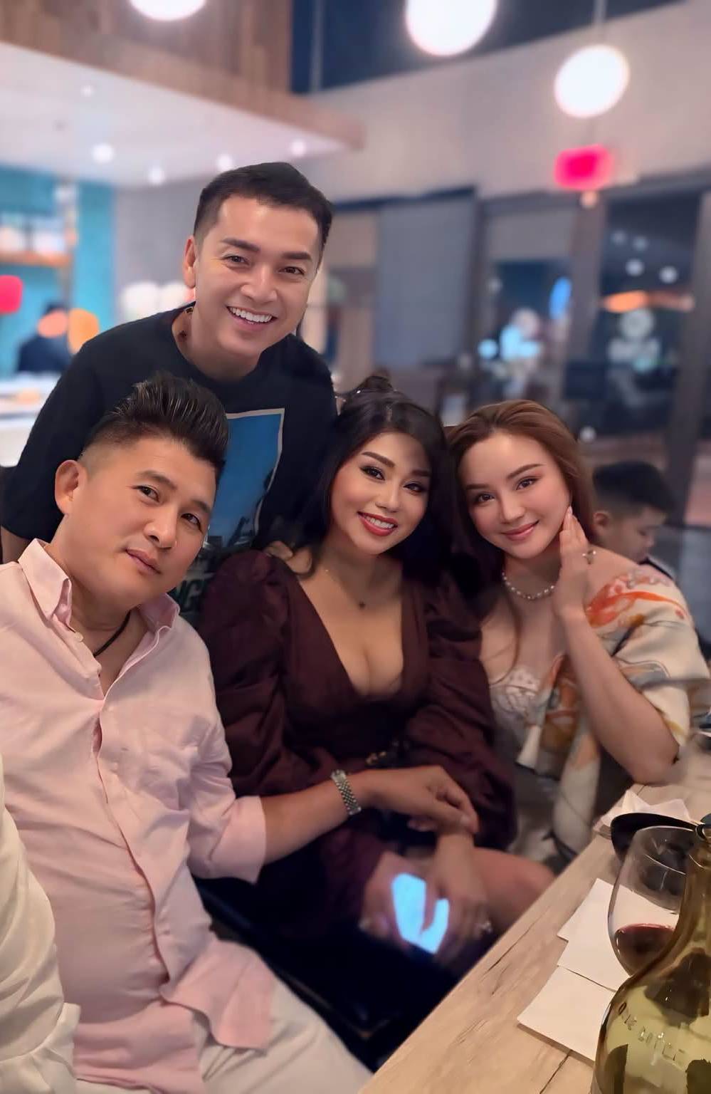 Vy Oanh sang Mỹ gặp cả chồng cũ Hồng Đ&agrave;o, khoe nhan sắc &ldquo;m&aacute; b&aacute;nh bao&rdquo; - Ảnh 1.