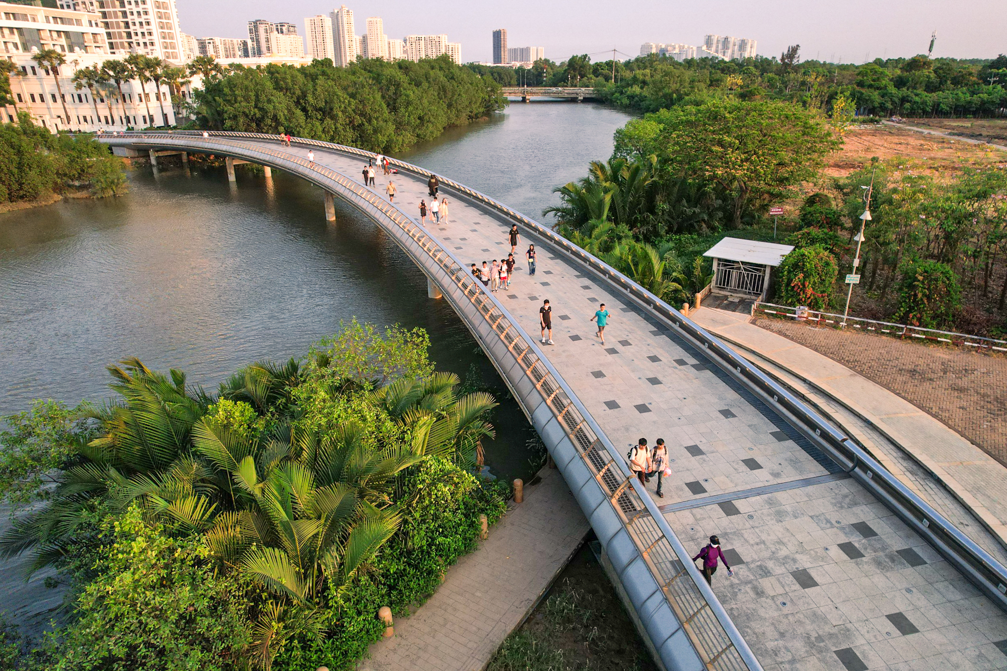 Chim c&oacute; trong s&aacute;ch đỏ đua nhau k&eacute;o về một khu đ&ocirc; thị được mệnh danh l&agrave; &lsquo;khu nh&agrave; gi&agrave;u&rsquo;, mật độ x&acirc;y dựng chỉ 26%, d&agrave;nh 174 ha l&agrave;m c&acirc;y xanh v&agrave; hồ nước - Ảnh 10.