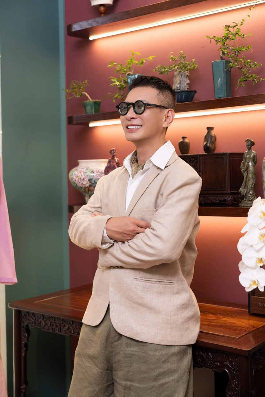 NTK Kenny Th&aacute;i v&agrave; họa sĩ Đặng Tố Anh: Cuộc gặp giữa hội họa v&agrave; thời trang - Ảnh 1.