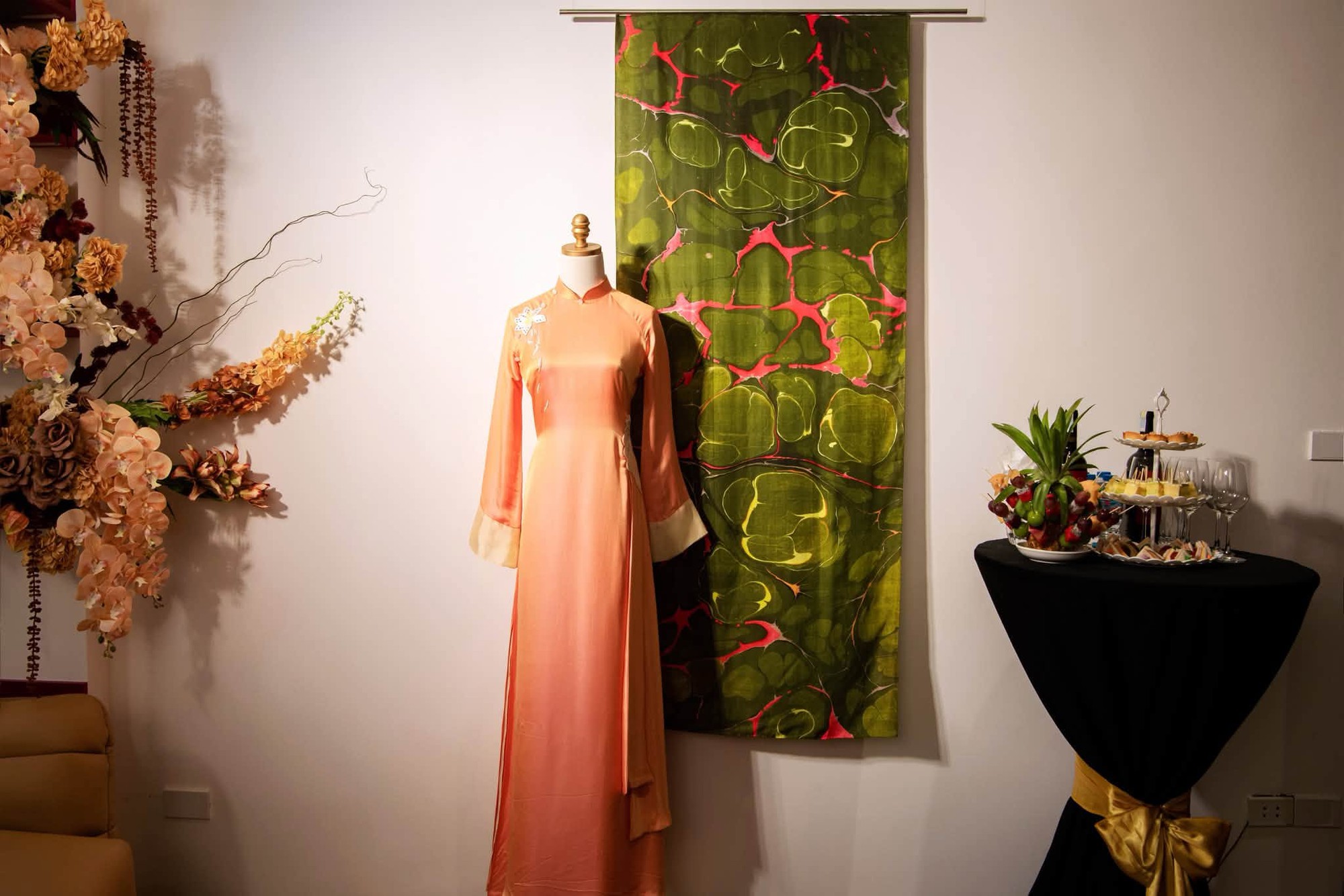 NTK Kenny Th&aacute;i v&agrave; họa sĩ Đặng Tố Anh: Cuộc gặp giữa hội họa v&agrave; thời trang - Ảnh 5.