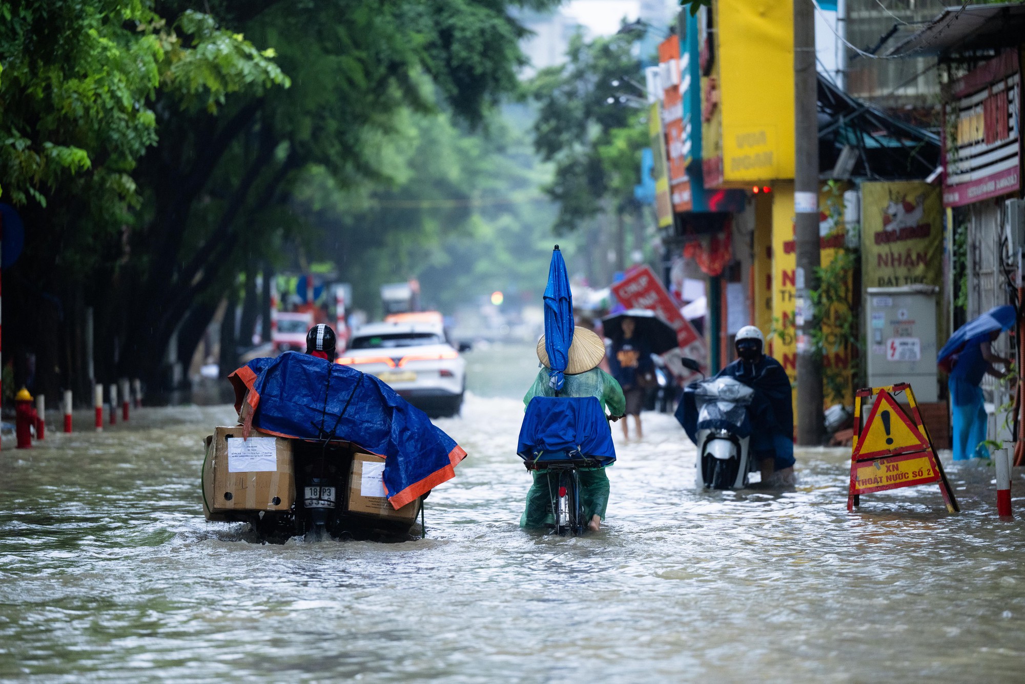 Toàn cảnh Hà Nội ngập sau trận mưa suốt đêm: Những ai đi làm sáng nay lưu ý các tuyến đường này! - Ảnh 25. Toàn cảnh Hà Nội ngập sau trận mưa suốt đêm: Những ai đi làm sáng nay lưu ý các tuyến đường này! - Ảnh 25.
