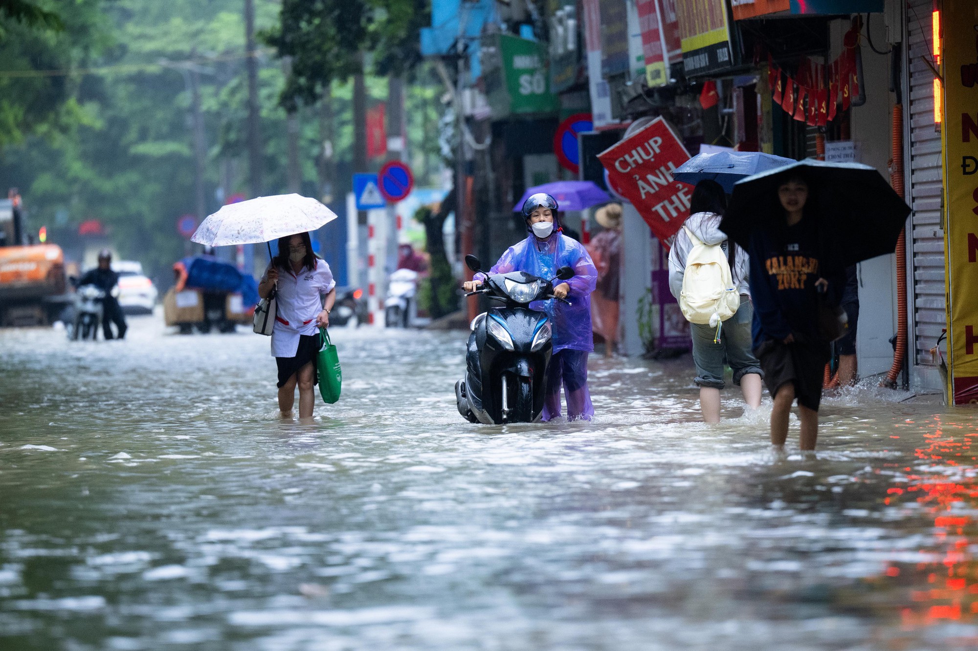 Toàn cảnh Hà Nội ngập sau trận mưa suốt đêm: Những ai đi làm sáng nay lưu ý các tuyến đường này! - Ảnh 24. Toàn cảnh Hà Nội ngập sau trận mưa suốt đêm: Những ai đi làm sáng nay lưu ý các tuyến đường này! - Ảnh 24.