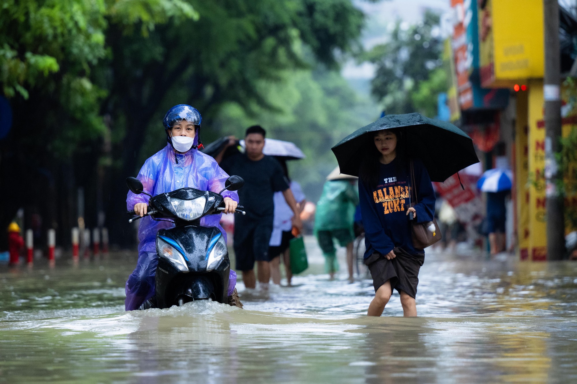 Toàn cảnh Hà Nội ngập sau trận mưa suốt đêm: Những ai đi làm sáng nay lưu ý các tuyến đường này! - Ảnh 23. Toàn cảnh Hà Nội ngập sau trận mưa suốt đêm: Những ai đi làm sáng nay lưu ý các tuyến đường này! - Ảnh 23.