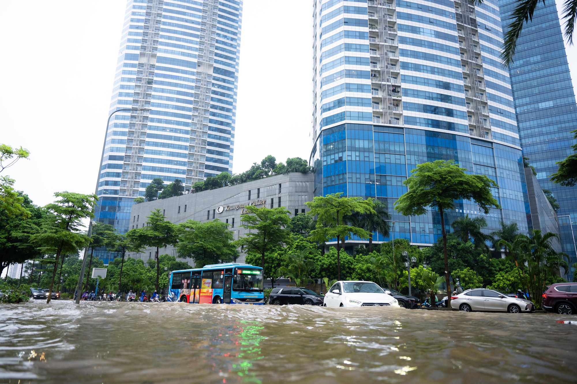 Toàn cảnh Hà Nội ngập sau trận mưa suốt đêm: Những ai đi làm sáng nay lưu ý các tuyến đường này! - Ảnh 27. Toàn cảnh Hà Nội ngập sau trận mưa suốt đêm: Những ai đi làm sáng nay lưu ý các tuyến đường này! - Ảnh 27.