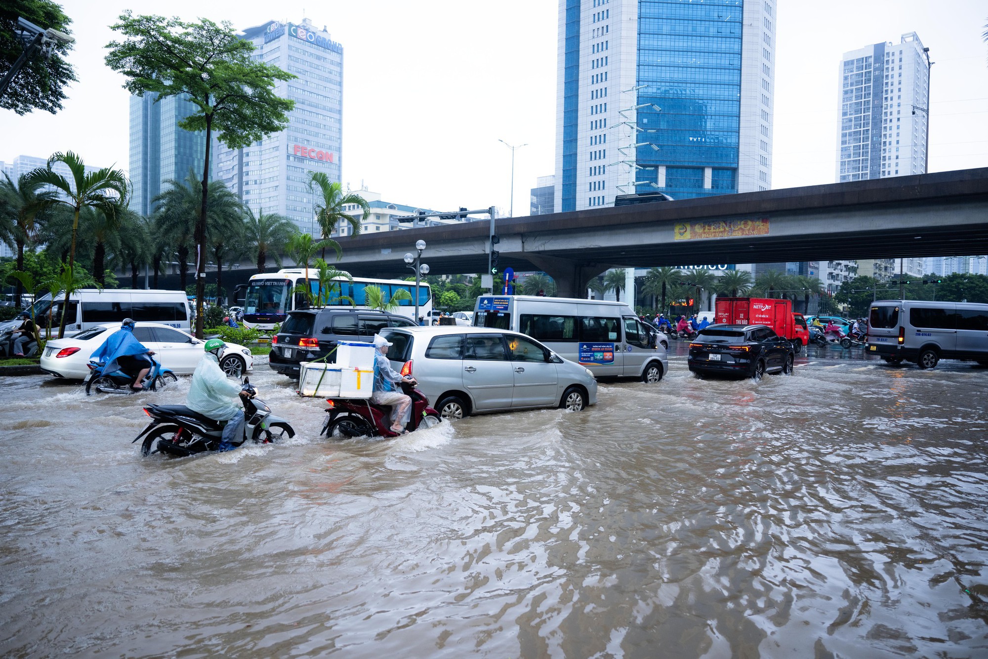 Toàn cảnh Hà Nội ngập sau trận mưa suốt đêm: Những ai đi làm sáng nay lưu ý các tuyến đường này! - Ảnh 30. Toàn cảnh Hà Nội ngập sau trận mưa suốt đêm: Những ai đi làm sáng nay lưu ý các tuyến đường này! - Ảnh 30.