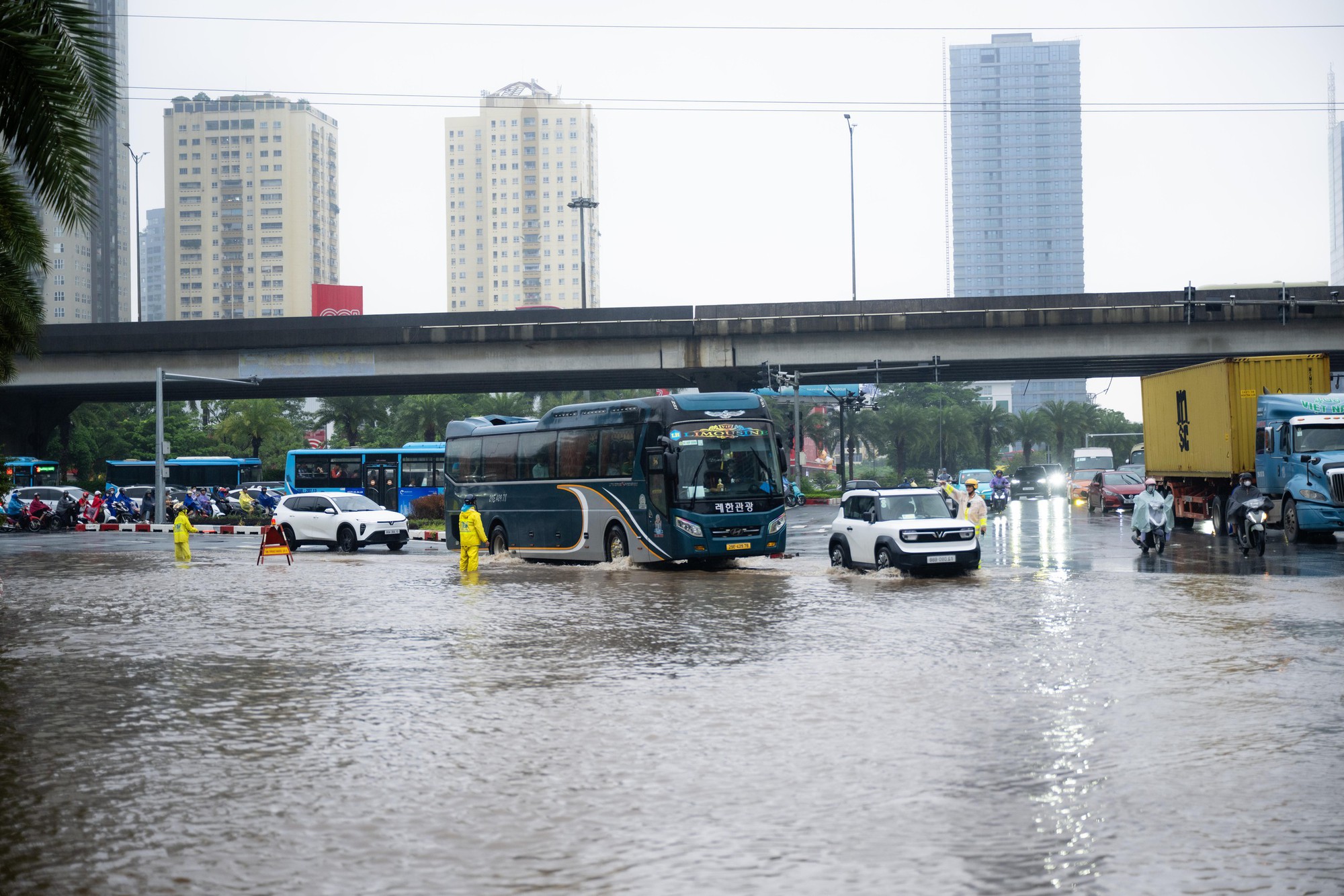 Toàn cảnh Hà Nội ngập sau trận mưa suốt đêm: Những ai đi làm sáng nay lưu ý các tuyến đường này! - Ảnh 31. Toàn cảnh Hà Nội ngập sau trận mưa suốt đêm: Những ai đi làm sáng nay lưu ý các tuyến đường này! - Ảnh 31.