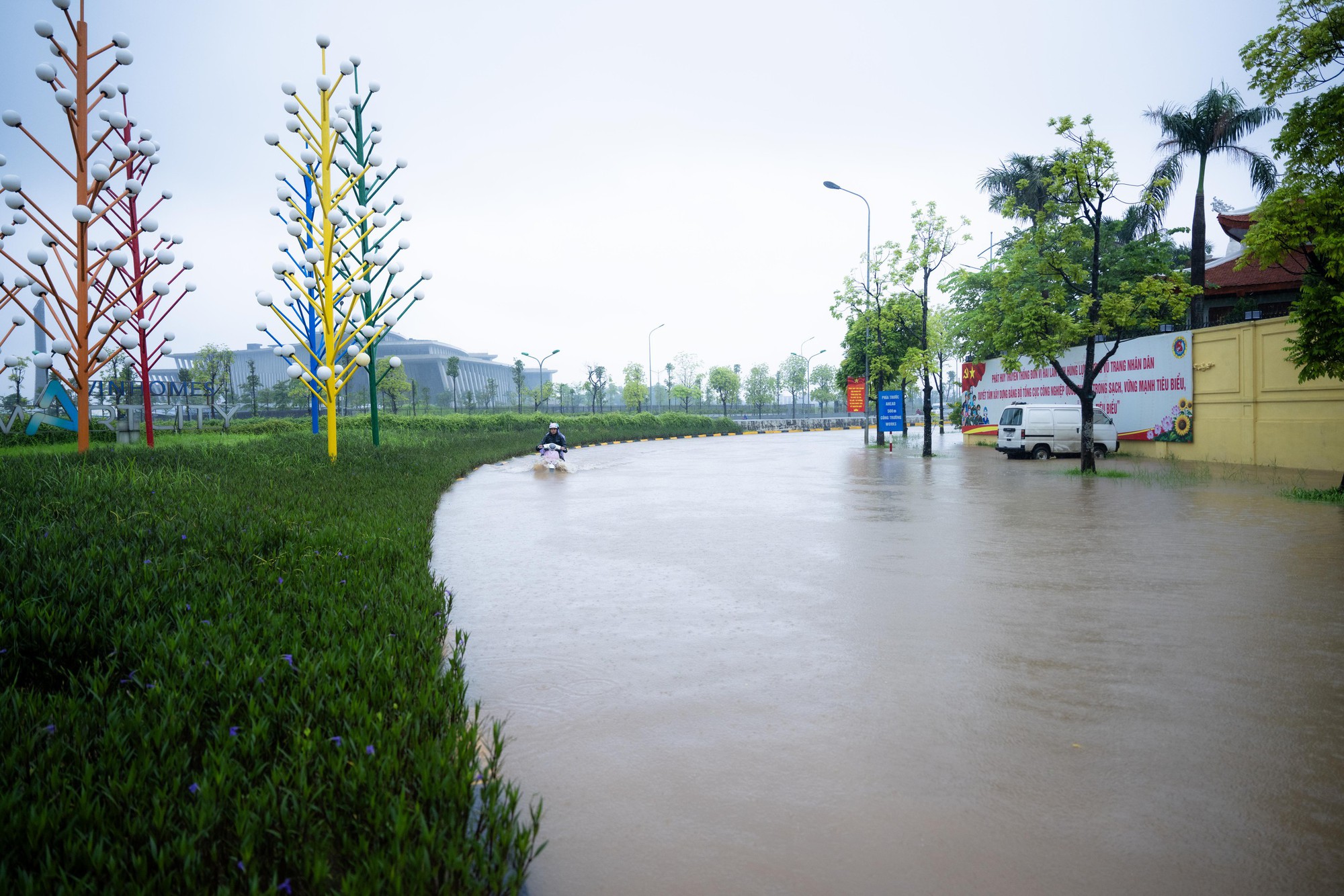 Toàn cảnh Hà Nội ngập sau trận mưa suốt đêm: Những ai đi làm sáng nay lưu ý các tuyến đường này! - Ảnh 32. Toàn cảnh Hà Nội ngập sau trận mưa suốt đêm: Những ai đi làm sáng nay lưu ý các tuyến đường này! - Ảnh 32.
