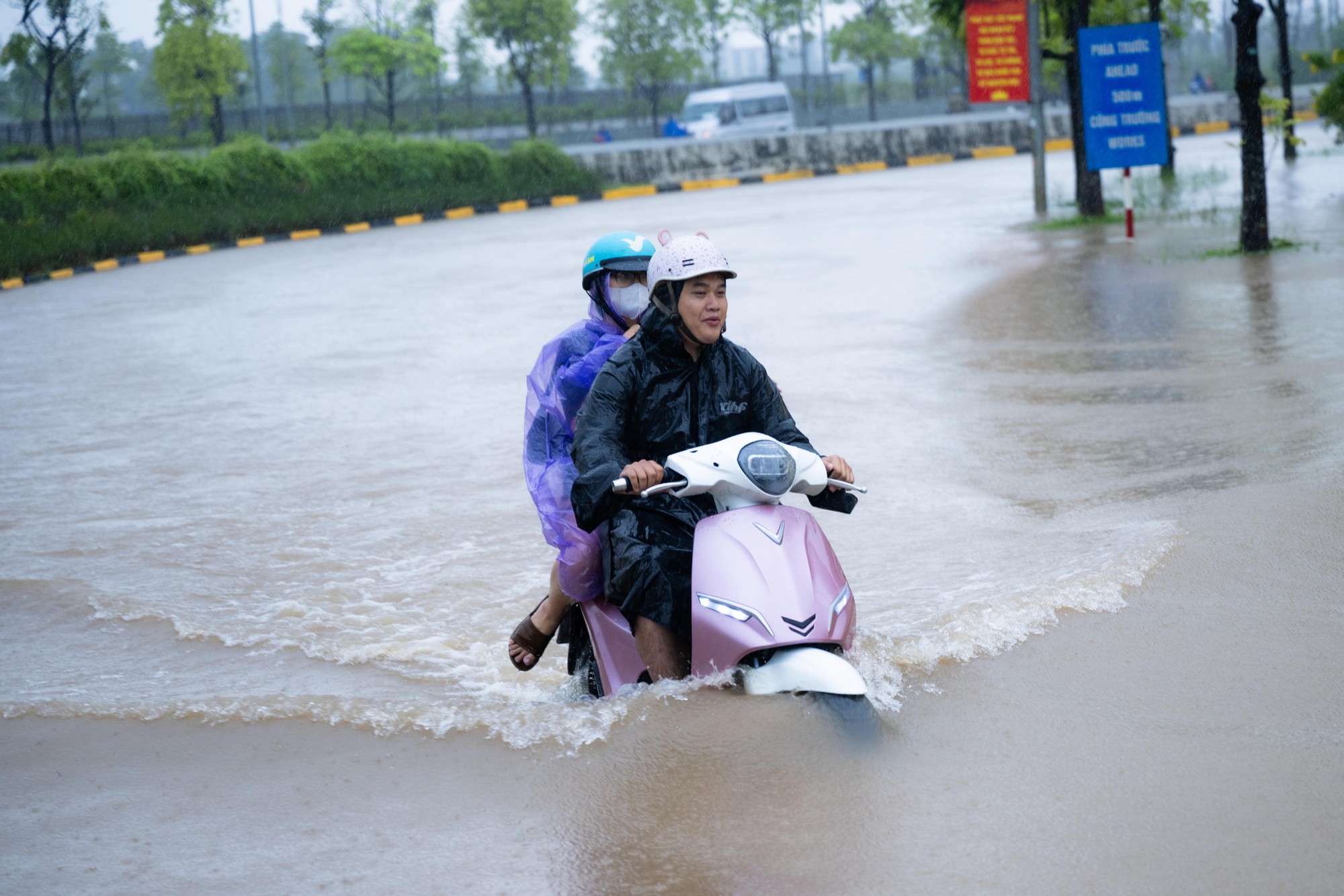 Toàn cảnh Hà Nội ngập sau trận mưa suốt đêm: Những ai đi làm sáng nay lưu ý các tuyến đường này! - Ảnh 33. Toàn cảnh Hà Nội ngập sau trận mưa suốt đêm: Những ai đi làm sáng nay lưu ý các tuyến đường này! - Ảnh 33.